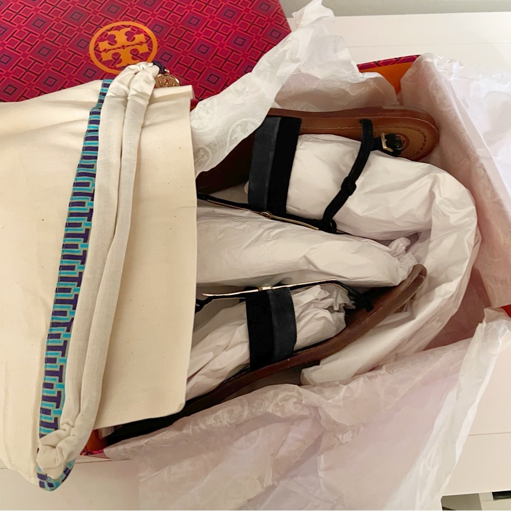 Tory Burch BAR LOGO flat sandal Lancaster Suede Navy & Black with Gold hardware - Picture 6 of 9
